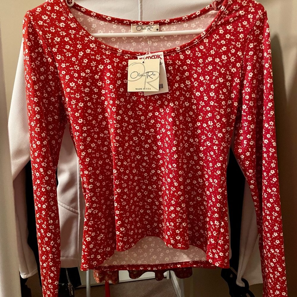 Women’s Juniors long sleeve scoop neck top